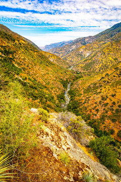 Kings River flows scenic through Kings Canyon Park