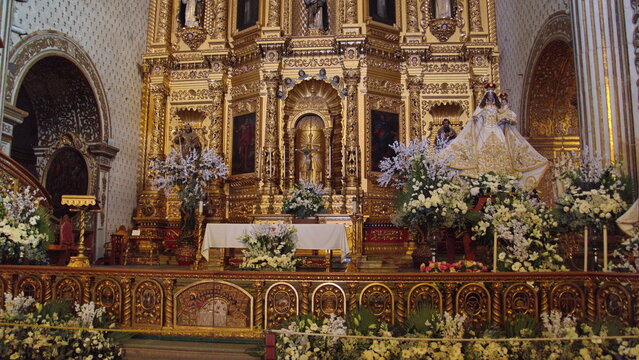 Golden altar in the Church of Santo Domingo de Guzman in Oaxaca, Mexico