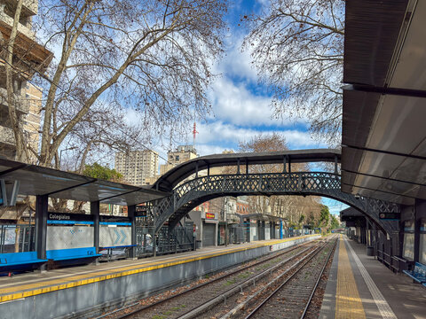 Colegiales Station - Passenger shelters, footbridge, and electrified third rail