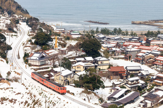 雪が残っているとはいえ穏やかな冬景色では山陰本線のタラコ色がよく目立つ