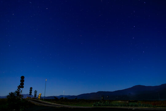 夜明け前の星空を見上げる越美北線の第4種踏切
