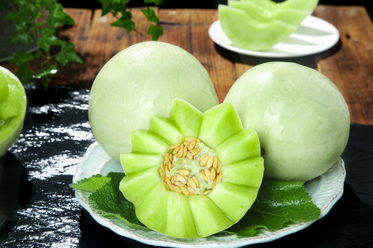 Fresh Green Melons from Shandong China with Carved Melon Flower Display