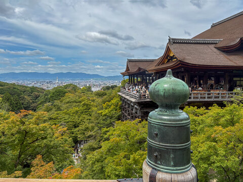 清水寺の舞台から望む青空と緑豊かな京都市街の絶景と伝統建築
世界遺産・清水寺の舞台と宝珠を捉えた構図。豊かな緑と広大な京都市街、青空が広がる爽やかな大パノラマ風景は、京都観光や日本旅行の魅力を象徴する美しいワンシーンです。