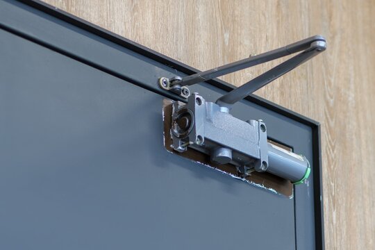 Heavy duty surface mounted hydraulic door closer on commercial metal door