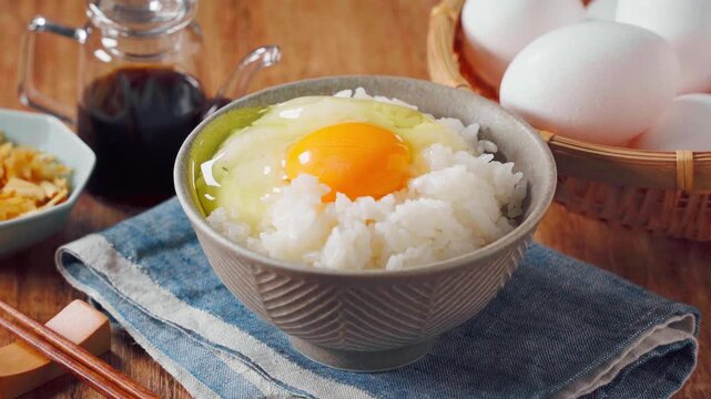 卵かけご飯 茶碗に盛った白米と生卵の朝食