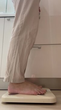 体重計に乗る女性の足元