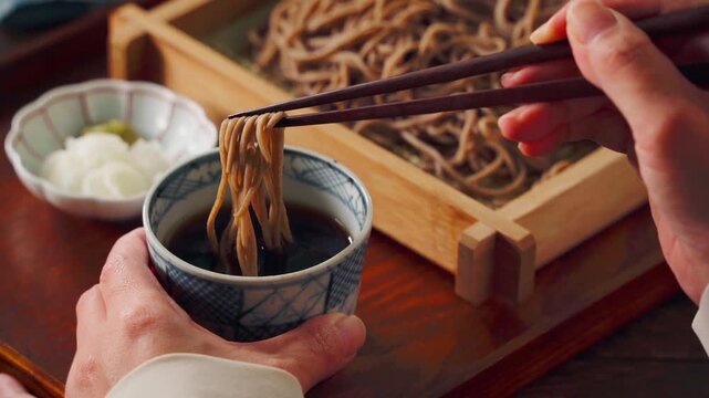 もり蕎麦 せいろに盛った冷たい蕎麦とめんつゆ