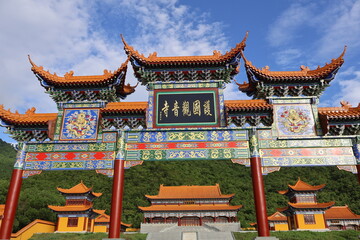 Obraz premium Grand Chinese Temple Gate and Pagodas in Phnom Sruoch, Kampong Speu, Cambodia