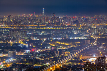 Fototapeta premium Taipei skyline and elevated highway leading toward Taipei 101 at night