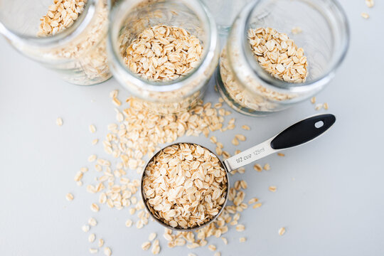 overnight oats meal prep for the week, measuring cup and jars, healthy eating and organisation