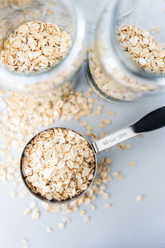 overnight oats meal prep for the week, measuring cup and jars, healthy eating and organisation