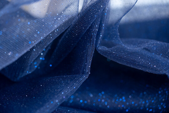 tela doblada de malla de tul azul con brillitos