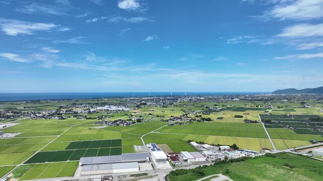 お盆の時期の黒部川と黒部川扇状地と富山湾や北アルプスや能登半島などが見える風景
