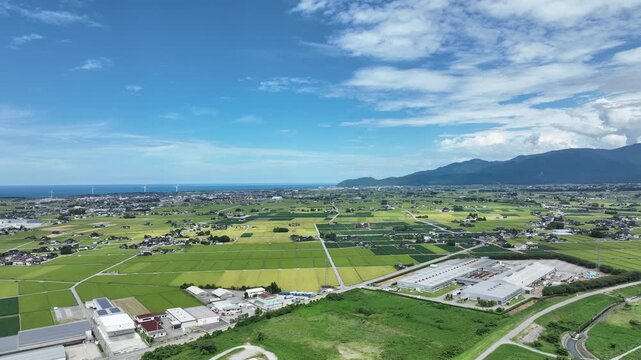 お盆の時期の黒部川と黒部川扇状地と富山湾や北アルプスや能登半島などが見える風景