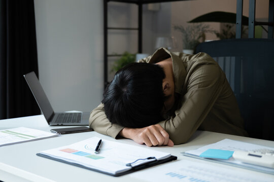 Tired asian business man overworking&nbsp;and Sleep at work
