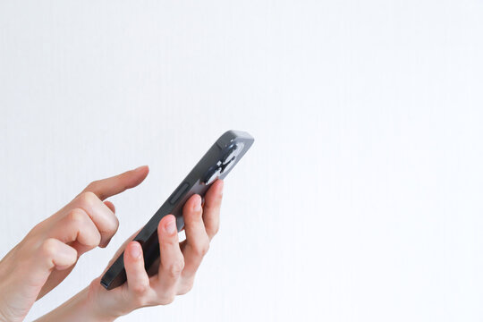 スマホを触る女性の手元