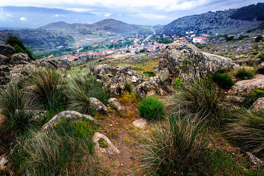 El pueblo de San Juan de la Nava y la Sierra de Gredos