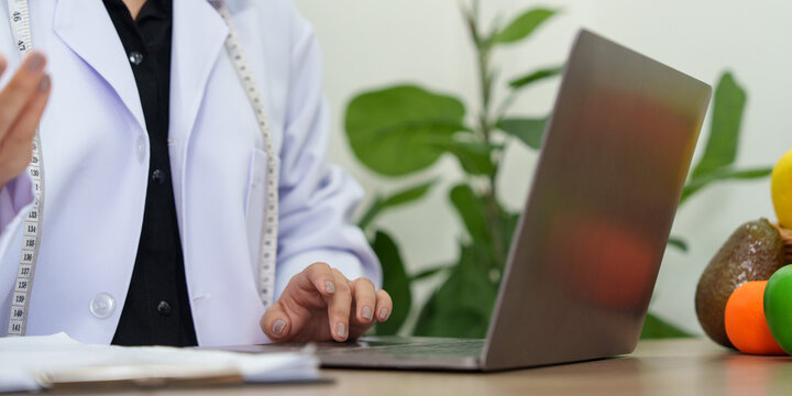 Nutritionist using laptop for AI health data and digital diet consultation