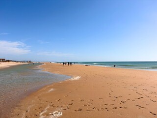 The beach Playa de la Fontanilla, overflowing with tides, and the newly formed sandbank, frequented by numerous beachgoers, Conil de la Frontera, Andalusia, Spain © keBu.Medien