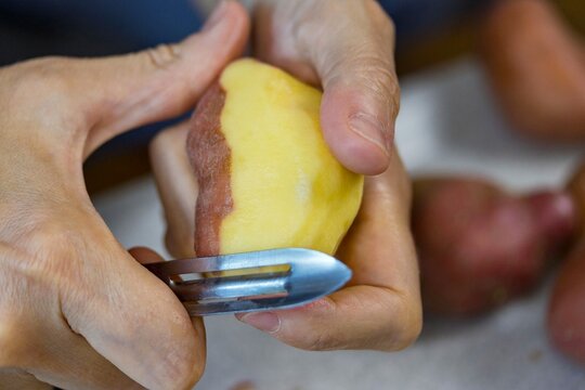 &Eacute;pluchage de pomme de terre crue