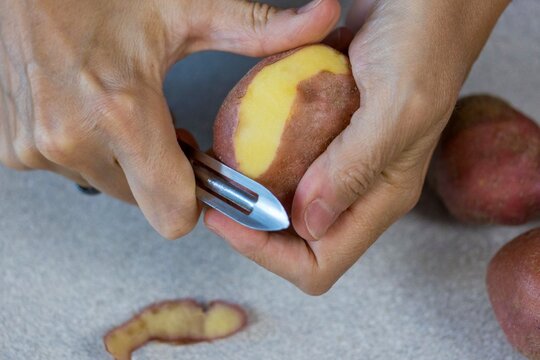 &Eacute;pluchage de pomme de terre crue