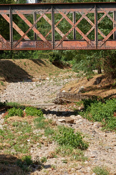 rivi&egrave;re tarie sous un pont m&eacute;tallique &agrave; cause de la canicule