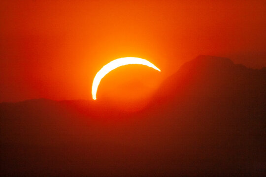 Italia, Toscana, Eclissi di Sole del 12 agosto 2026 sulle montagne Alpi Apuane.