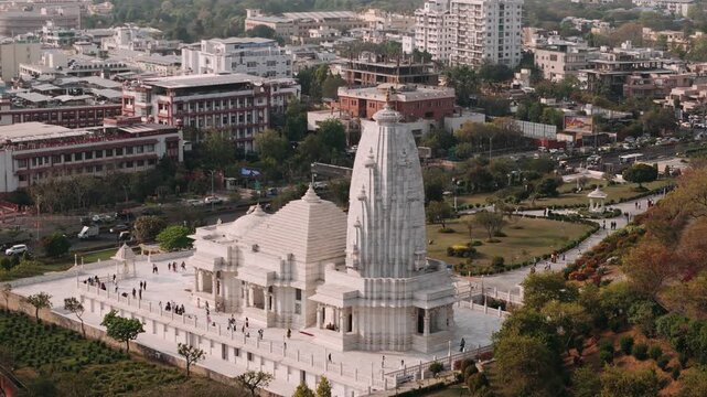 Aerial view of birla mandir hindu temple in jaipur, india, with cityscape and tourists visiting the monument