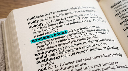 Naklejka premium Close-up of dictionary page with highlighted text 