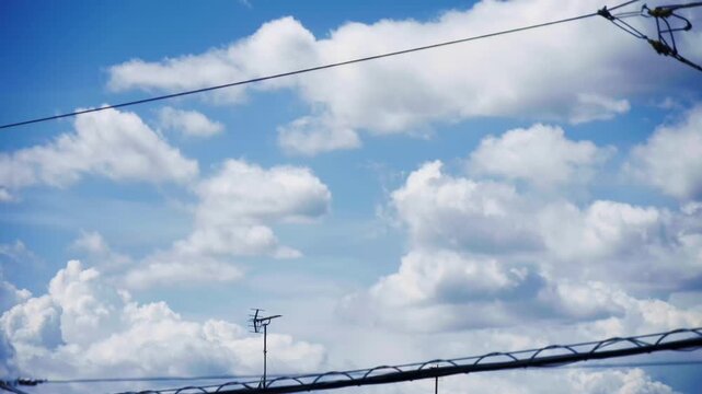 夏のさわやかな青空 《空に浮かぶ雲》