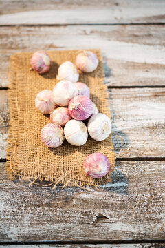 Garlic on place mat