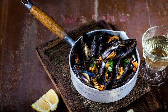 Blue mussels in cooking pot