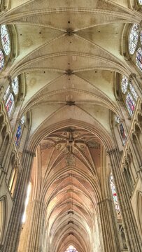 La magnifique vo&ucirc;te gothique de la cath&eacute;drale Saint-&Eacute;tienne d'Auxerre et ses verri&egrave;res (Bourgogne, France)