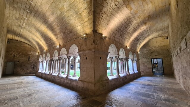 Le magnifique clo&icirc;tre roman du monast&egrave;re de Saint P&egrave;re de Galligants (Sant Pere de Galligants) de G&eacute;rone (Catalogne, Espagne)