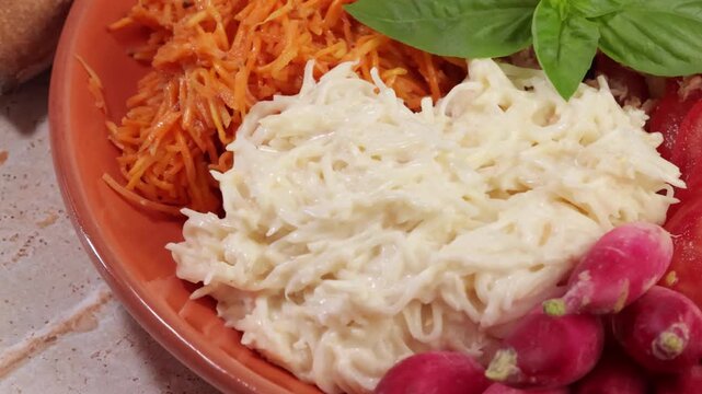 Gros plan sur une assiette de crudit&eacute;s et de thon &eacute;miett&eacute;.