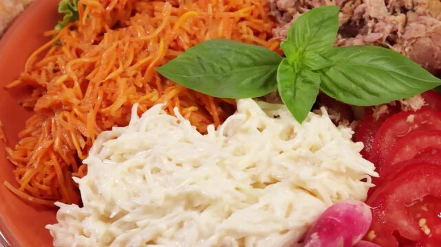 Gros plan sur une assiette de crudit&eacute;s et de thon &eacute;miett&eacute;.
