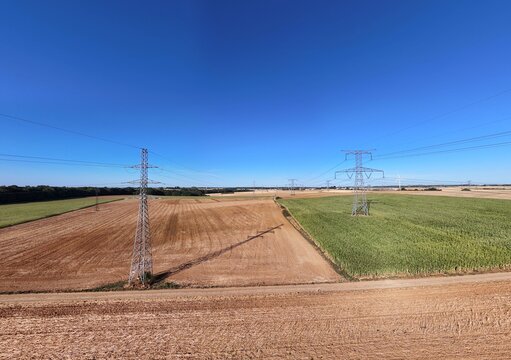 vue a&eacute;rienne panoramique des champs et des cultures pr&egrave;s de Cheni&egrave;res, en Meurthe-et-Moselle. Ciel bleu sans nuage sur ce damier agricole en Lorraine, avec des pyl&ocirc;nes &eacute;lectriques et des c&acirc;bles 2026