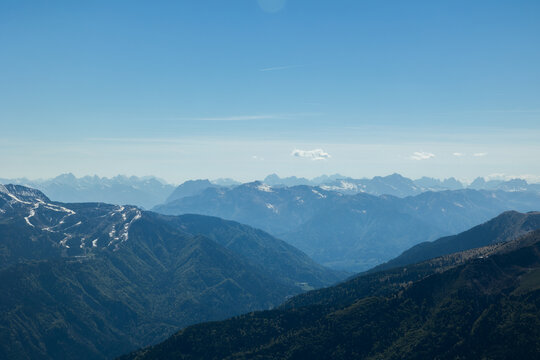 vista panoramica che si estende fino all'orizzonte sul bellissimo paesaggio montano d'alta quota tra le montagne del Friuli Venezia Giulia settentrionale, di giorno, con cielo sereno, in primavera