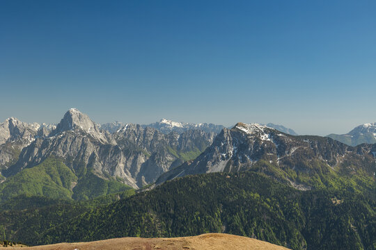 vista panoramica che si estende fino all'orizzonte sul bellissimo paesaggio montano d'alta quota tra le montagne del Friuli Venezia Giulia settentrionale, di giorno, con cielo sereno, in primavera