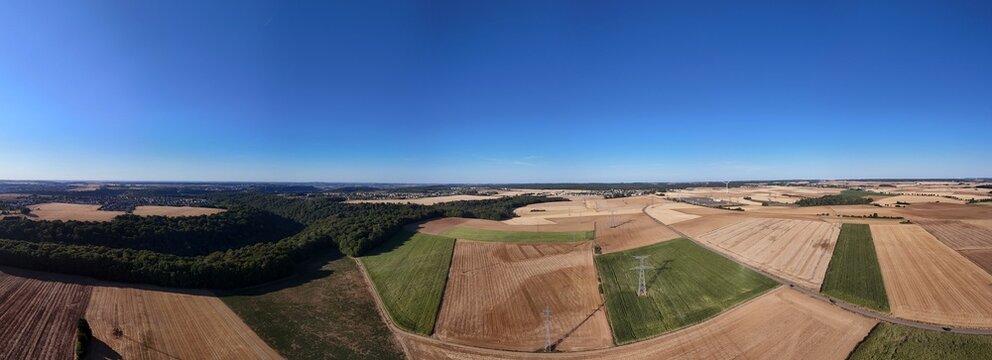 vue a&eacute;rienne panoramique , paysage agricole avec des champs des cultures et des for&ecirc;ts en Meurthe-et-Moselle. La lorraine et son ciel bleu en &eacute;t&eacute;. France 2026