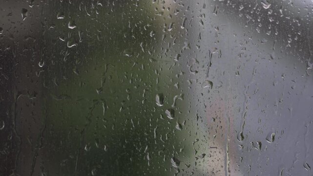 雨の日の窓ガラスについた水滴