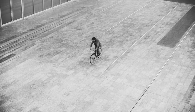 Young handsome man with business suit driving bicicyle to go to office - Corporate businessman portrait biking in the city, concepts about business, green mobility and lifestyle
