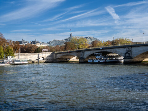 vue des quais de Seine dans le centre de Paris en France