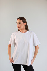 Obraz premium Female model wearing empty white tee for clothing brand presentation, half-length.