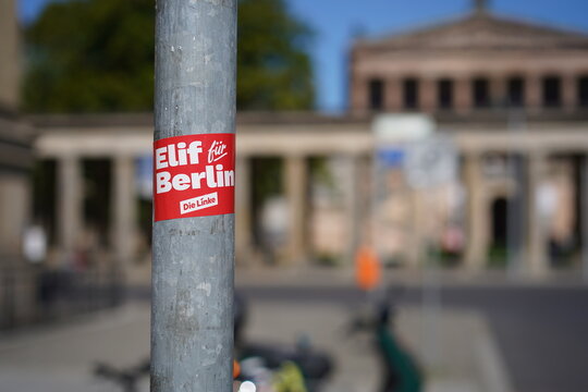 Kleiner Aufkleber der Partei die Linke mit Wahlwerbung f&uuml;r die Spitzenkandidatin Elif Eralp zur Wahl zum Abgeordnetenhaus an einem Pfahl an der Museuumsinsel in Berlin am 13.08.2026