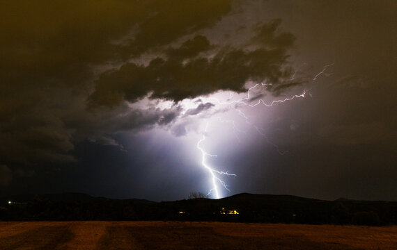 Coup de foudre nocturne sur les Aspres issu d'un cumulonimbus