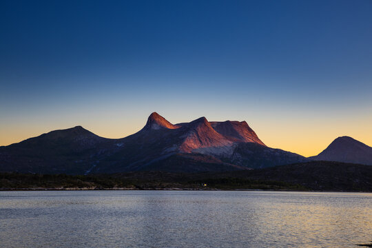 Mitternachtssonne mit Abendrot am Efjord in norwegen
