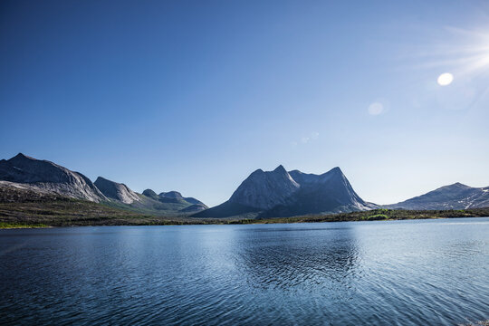 Sonnenschein und wolkenloser Himmel &uuml;ber dem Efjord in Norwegen