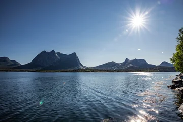 Sonnenschein und wolkenloser Himmel über dem Efjord in Norwegen © by-studio