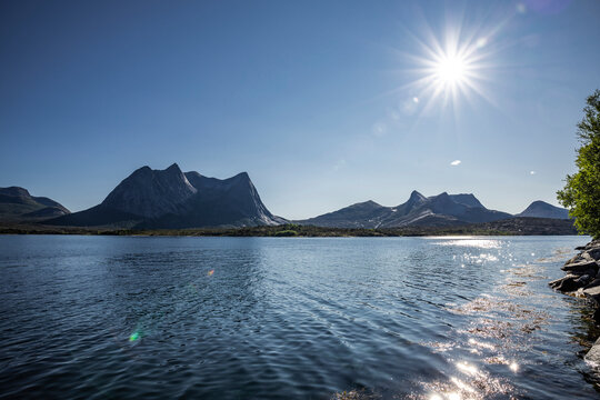 Sonnenschein und wolkenloser Himmel &uuml;ber dem Efjord in Norwegen
